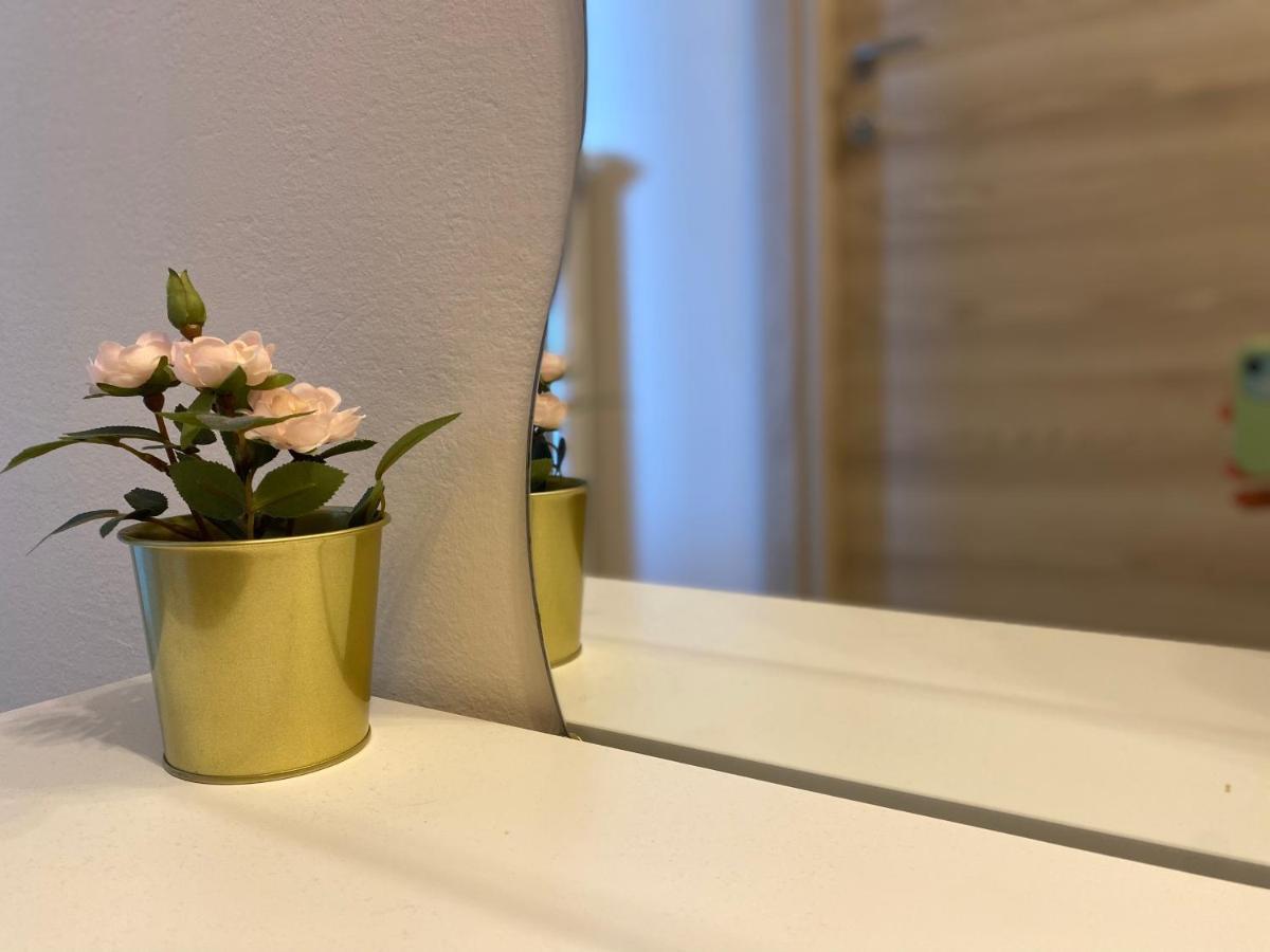 Flowers & Garden Apartment Con Vista Lago Манерба дел Гарда Екстериор снимка