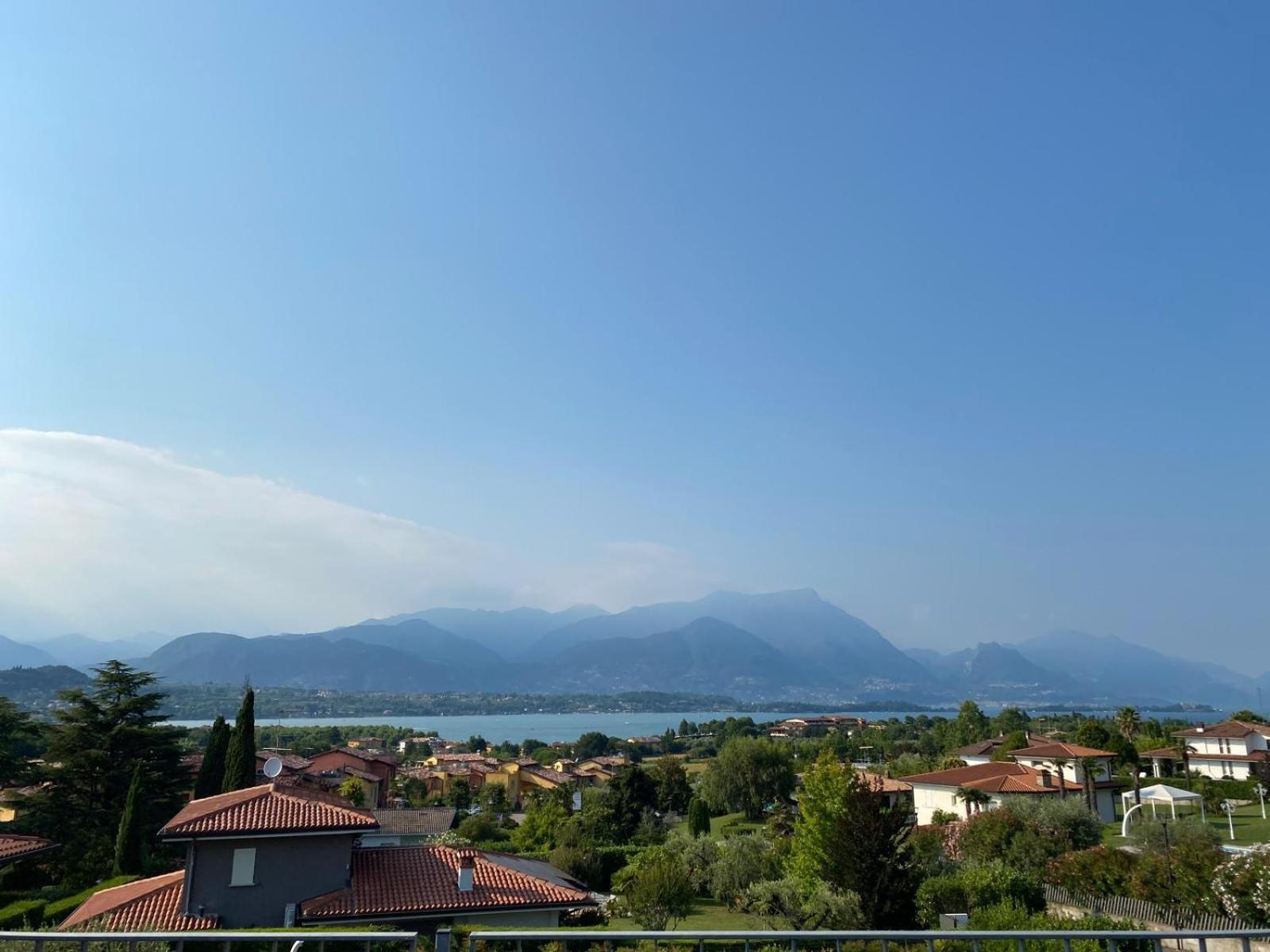 Flowers & Garden Apartment Con Vista Lago Манерба дел Гарда Екстериор снимка