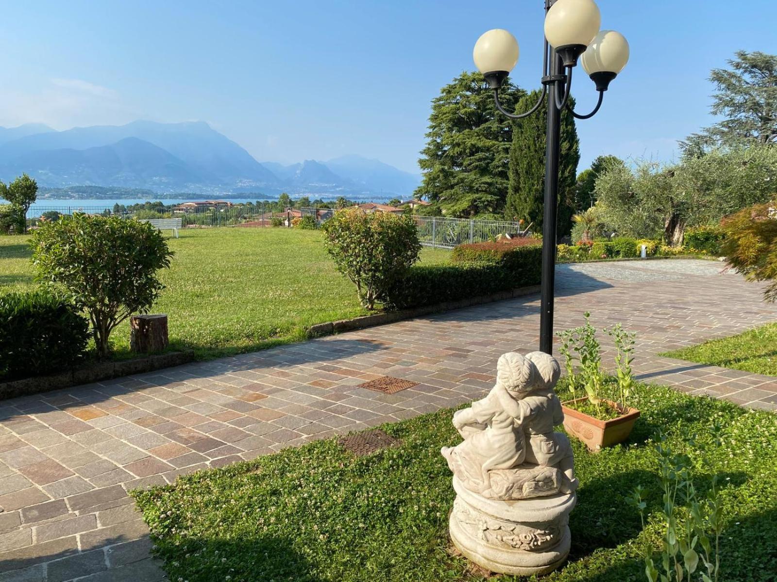 Flowers & Garden Apartment Con Vista Lago Манерба дел Гарда Екстериор снимка